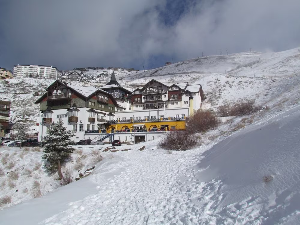 Escapada de esquí perfecta en Sierra Nevada! Hotel 3* con Desayuno a pie de pista + Forfait – hasta Abril